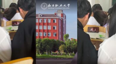南昌职业大学开学季 教室里上演扣逼火辣大戏 男生装睡手伸裙底猛抠骚穴！